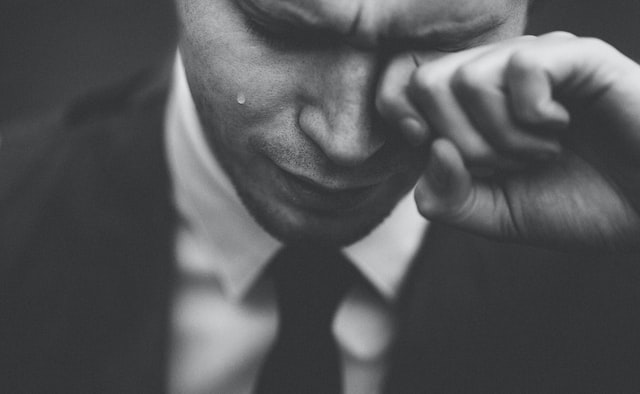 tom-pumford-T5lmpSYxnSU-unsplash Why do my eyes burn when I cry